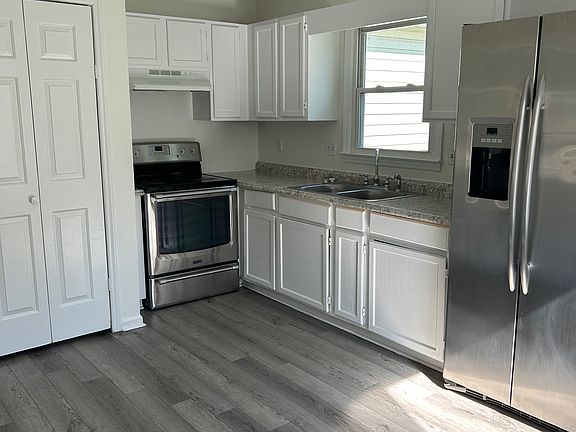 3rd image of 827 Franklin Blvd