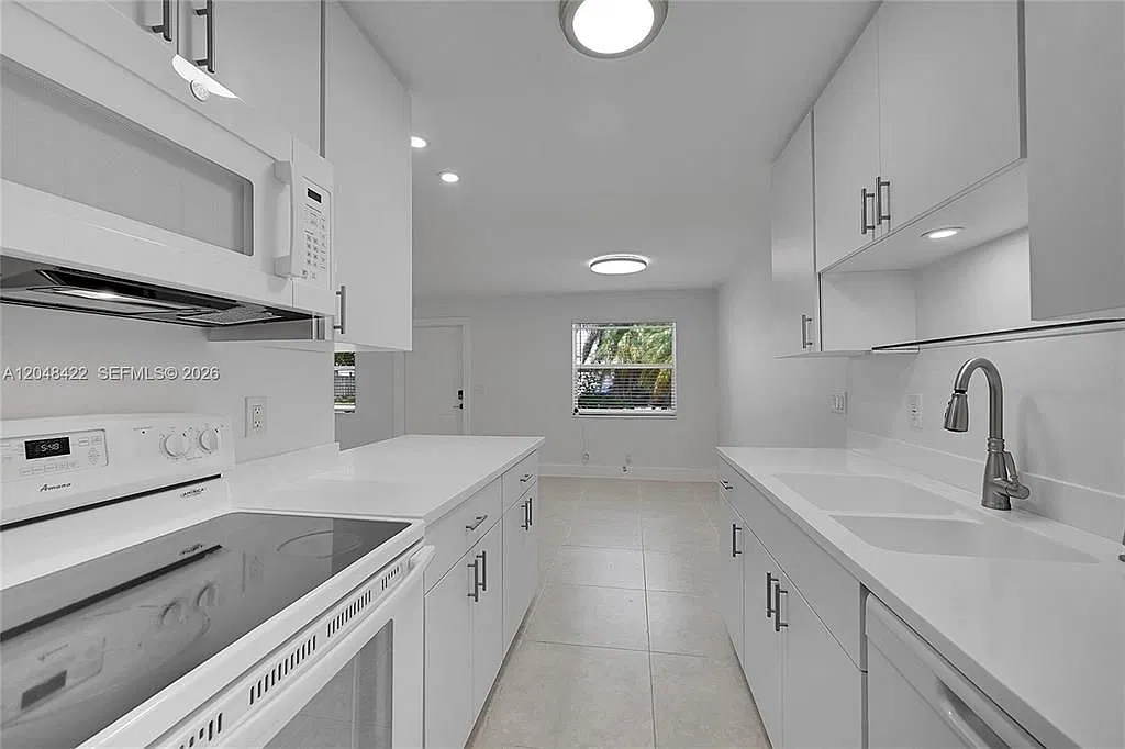 810 SW 12th Ct — Photo 2
