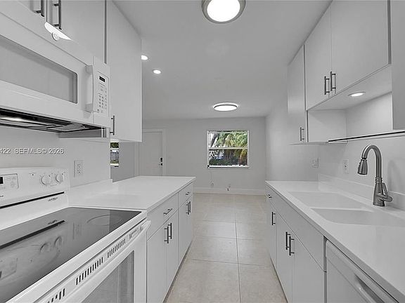 2nd image of 810 SW 12th Ct