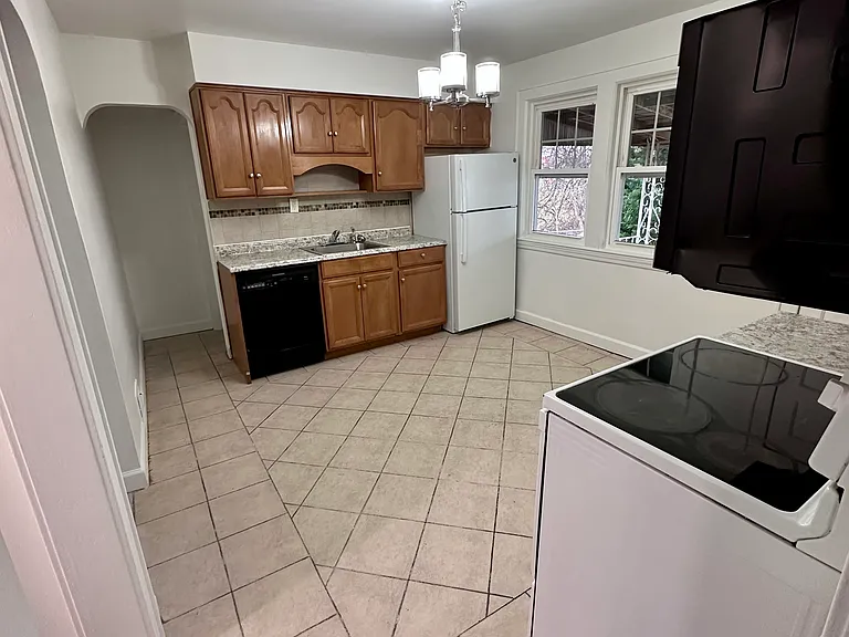 8 Plymouth St — Photo 3