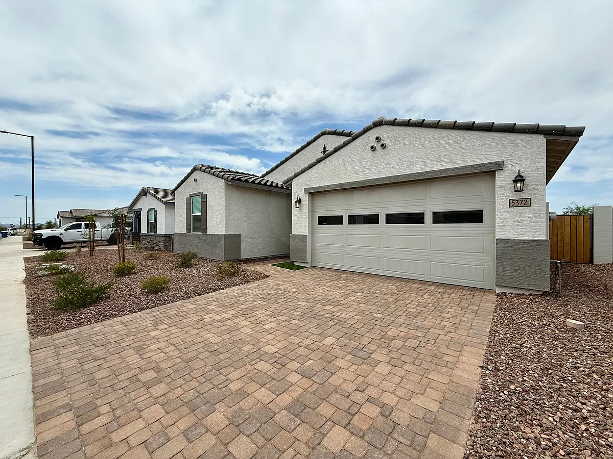 4 bed, 3.0 bath, 2351 sqft, $2,095 — Photo 2
