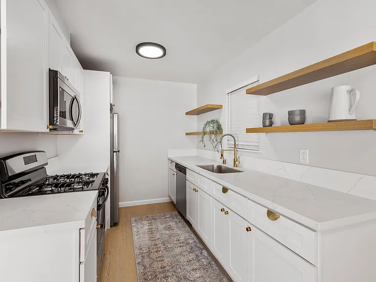 1107 E 3rd St #8 — Photo 5