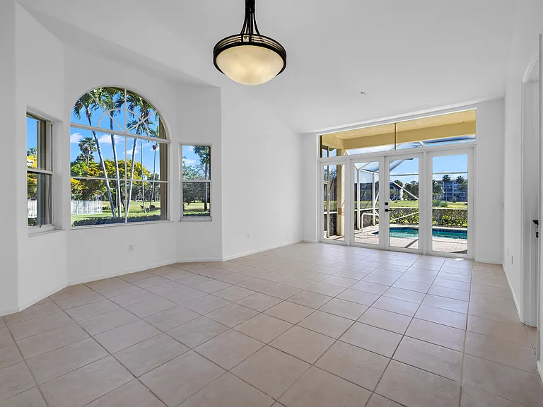 608 W Palm Aire Dr #608 — Photo 2