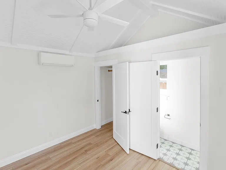 952 Park St — Photo 16
