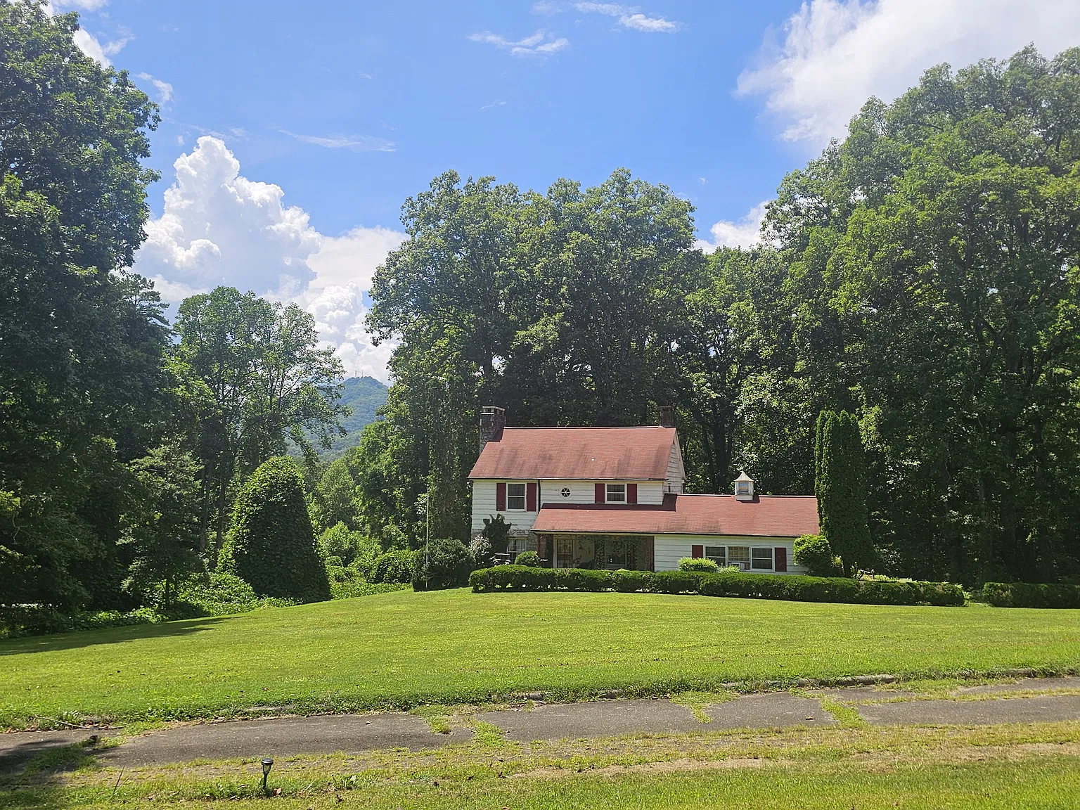 5 bed, 4.5 bath, 3960 sqft, $2,000 — Photo 2
