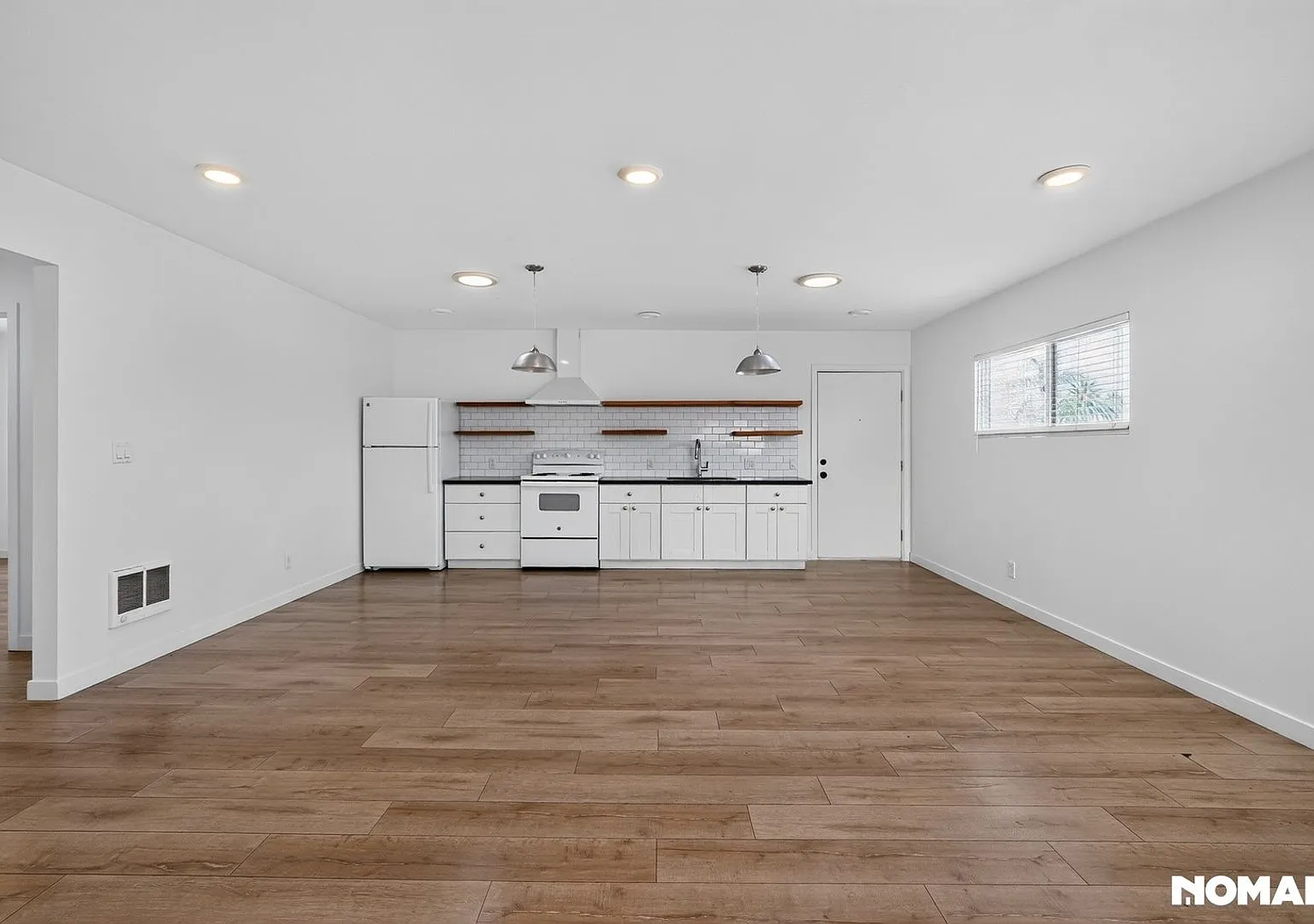 Charming 2BR in Long Beach — Photo 2