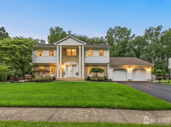 5 Brookside Cir, Marlboro, NJ 07746
