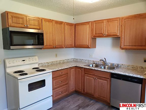 5th image of 900 Applewood Dr