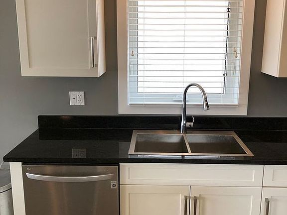 5th image of 903 Kloppenburg Cres #A
