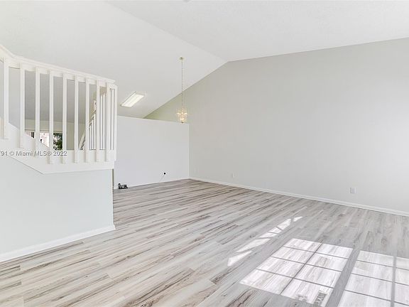 3rd image of 510 SW 181st Ave