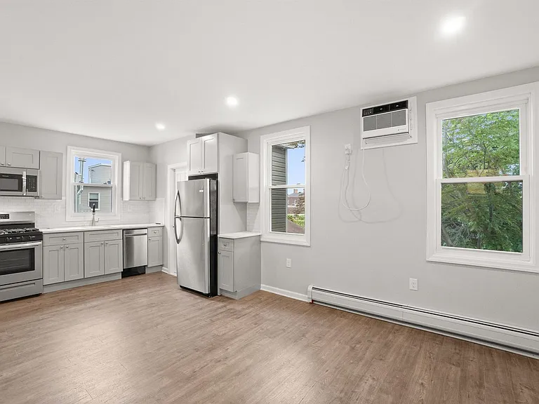 14 W 19th St — Photo 2