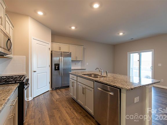 5th image of 138 Gray Willow St
