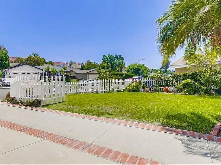 4651 Avenida Del Este — Photo 4