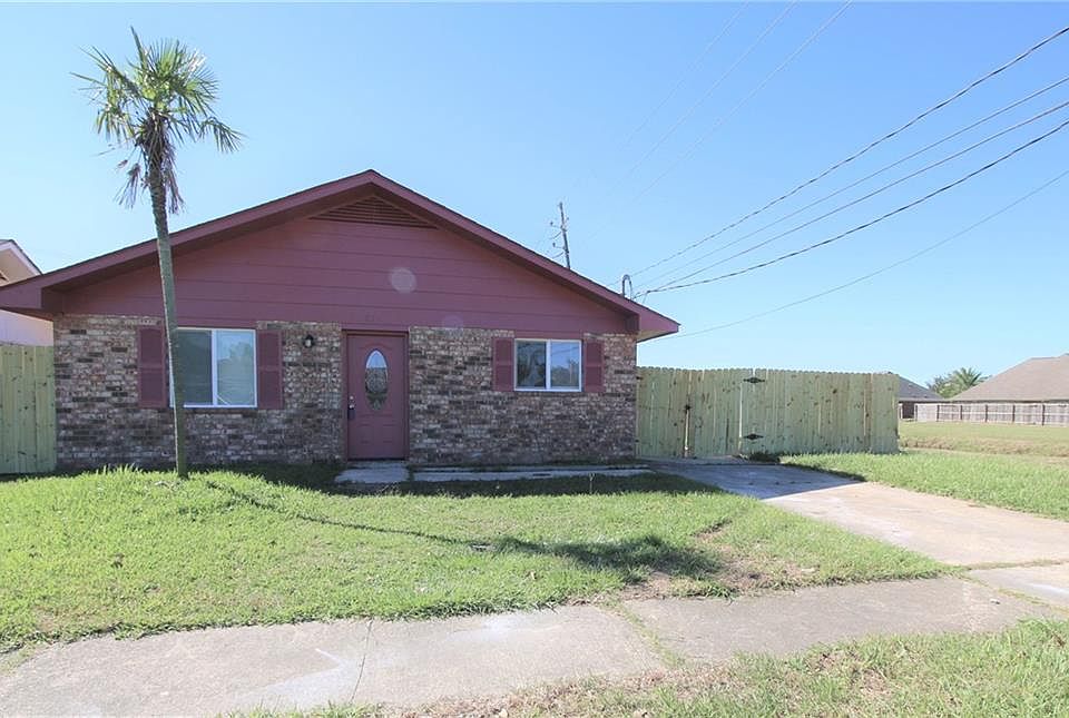 1st image of 825 Saint Andrews Blvd