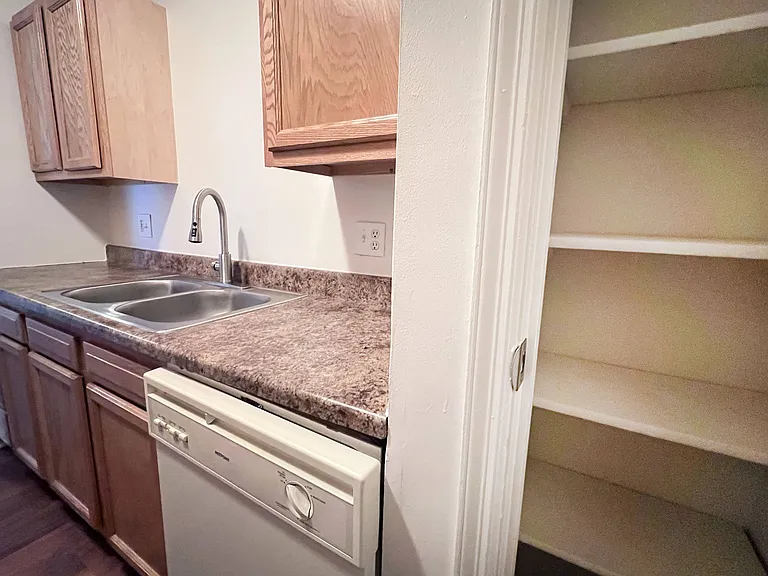 Crown Crossing Apartments — Photo 73