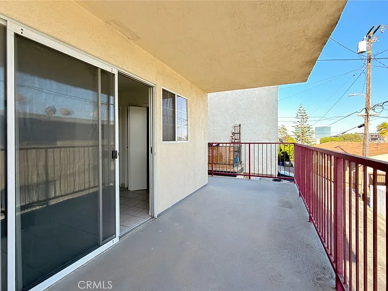 810 E Grand Ave — Photo 33
