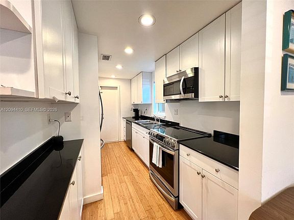 5th image of 3158 Carter St