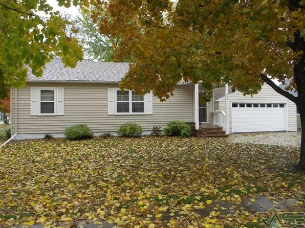 606 N Oakley St, Luverne, MN 56156