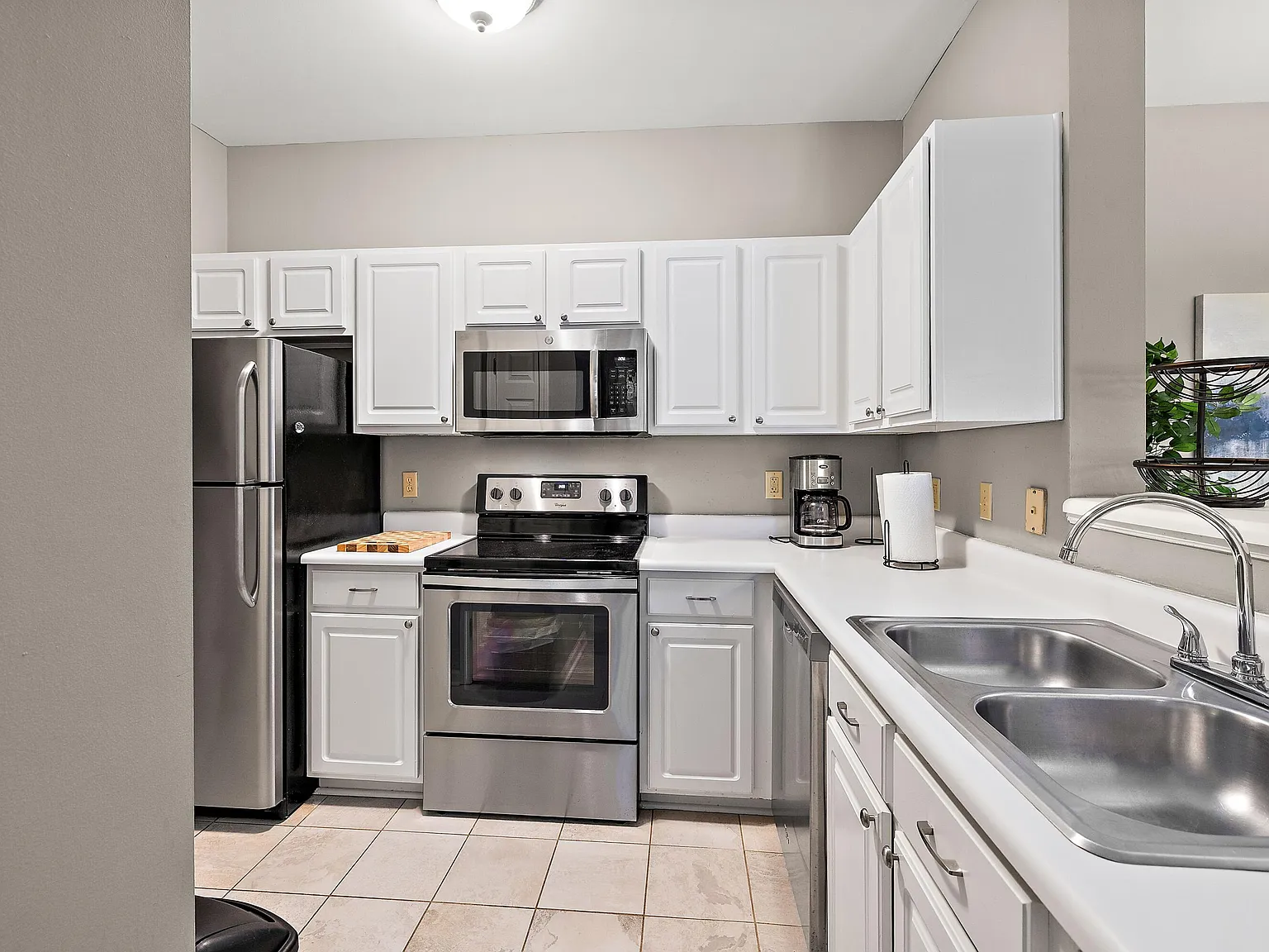 3 bed, 2.0 bath, 1197 sqft, $3,195 — Photo 3