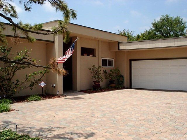 Front of house, paver drive and 2 car garage