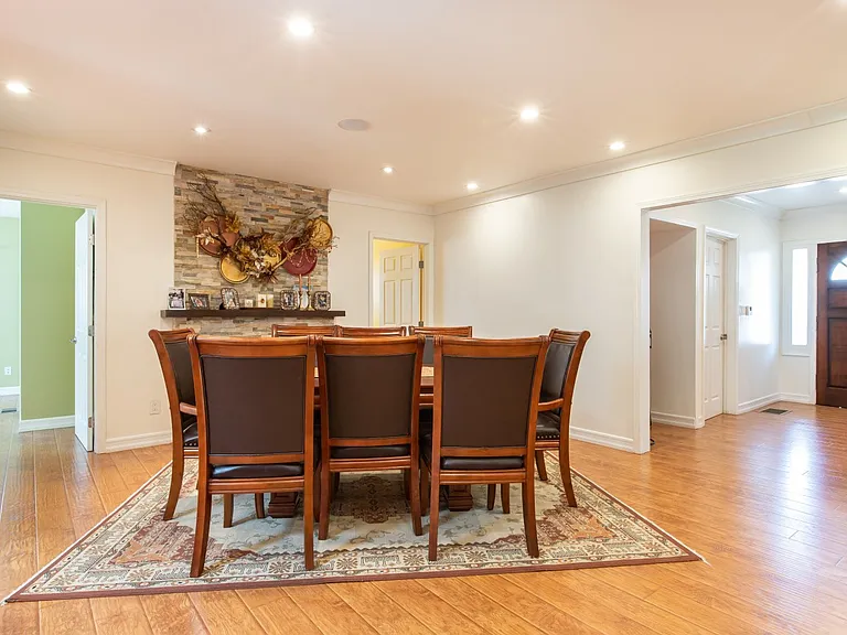 336 W Lexington Dr — Photo 7