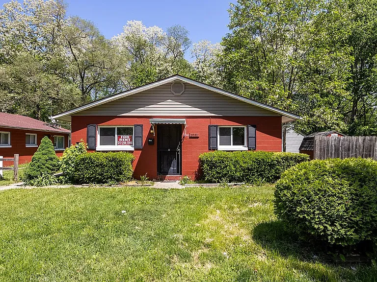 2028 E Clay St — Photo 1