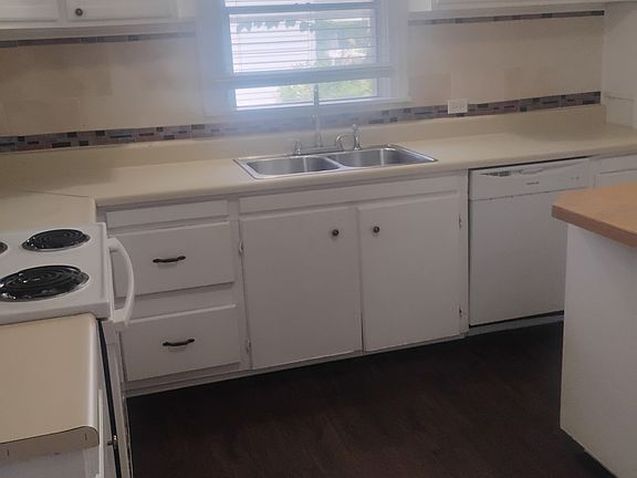 3rd image of 411 Cooke St