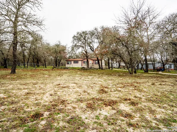 133 MIL ENCINOS, Adkins, TX 78101