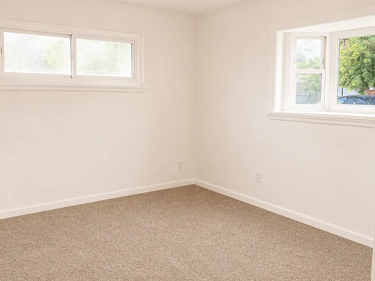 1923 W Pontiac Way — Photo 12