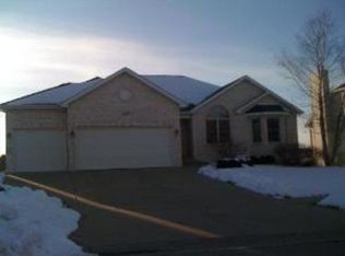 527 Danbury Dr, Oswego, IL