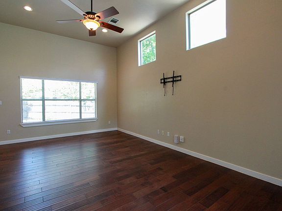 4th image of 2102 Laura Ct