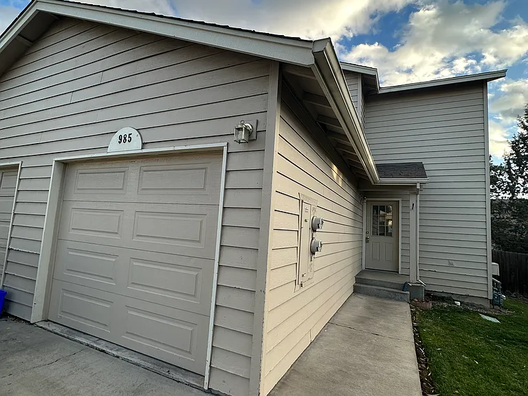 985 NE Hidden Valley Dr — Photo 1