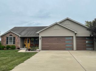 1542 Sequoia Dr, Chatham, IL 62629