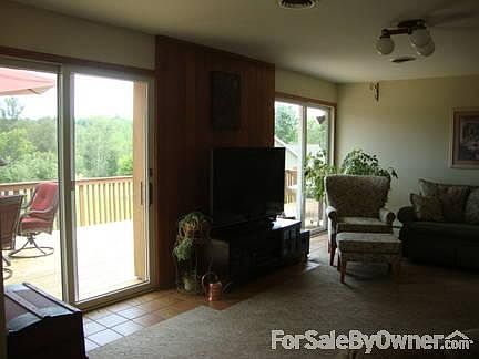 Familyroom with deck access
						:
						Patiodoors and windows provide passive solar warmth.