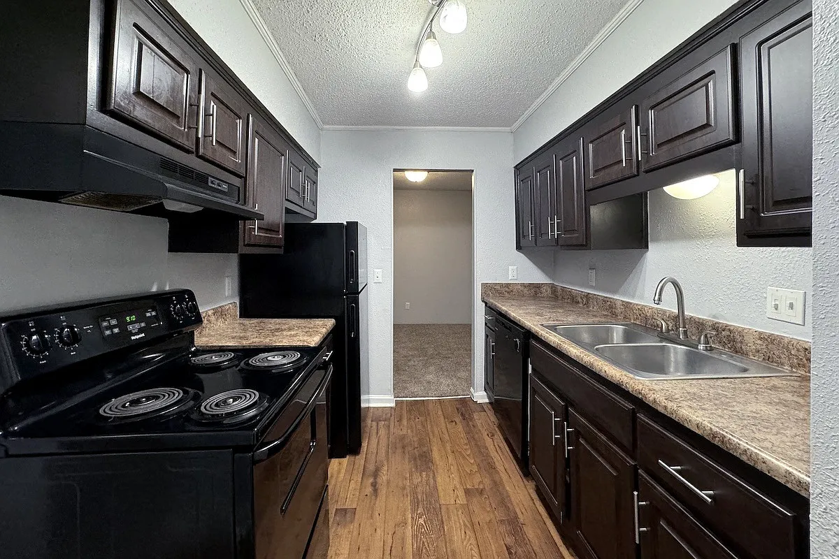 Ascot Place Apartments — Photo 1