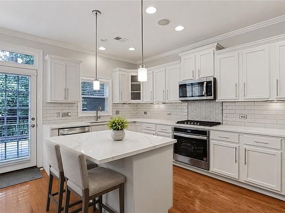 4th image of 3321 Regent Pl SW