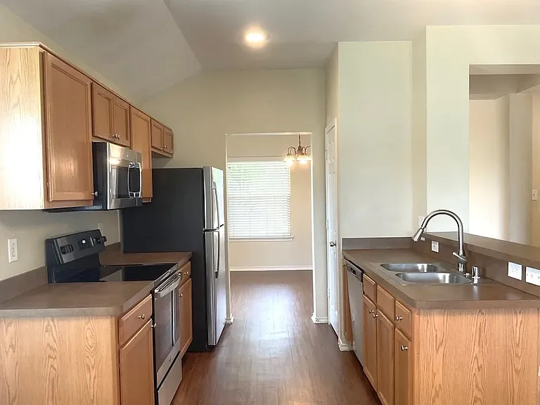 959 Heather St — Photo 6