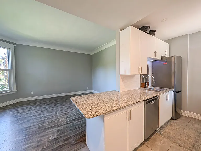 55 Wellington St S #3 — Photo 8