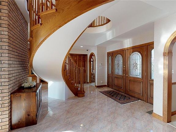 2nd image of 8 Lakeshore Ct