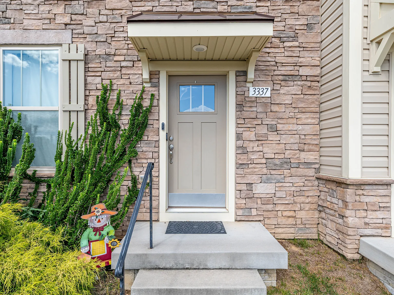 4 bed, 3.5 bath, 2400 sqft, $3,200 — Photo 4