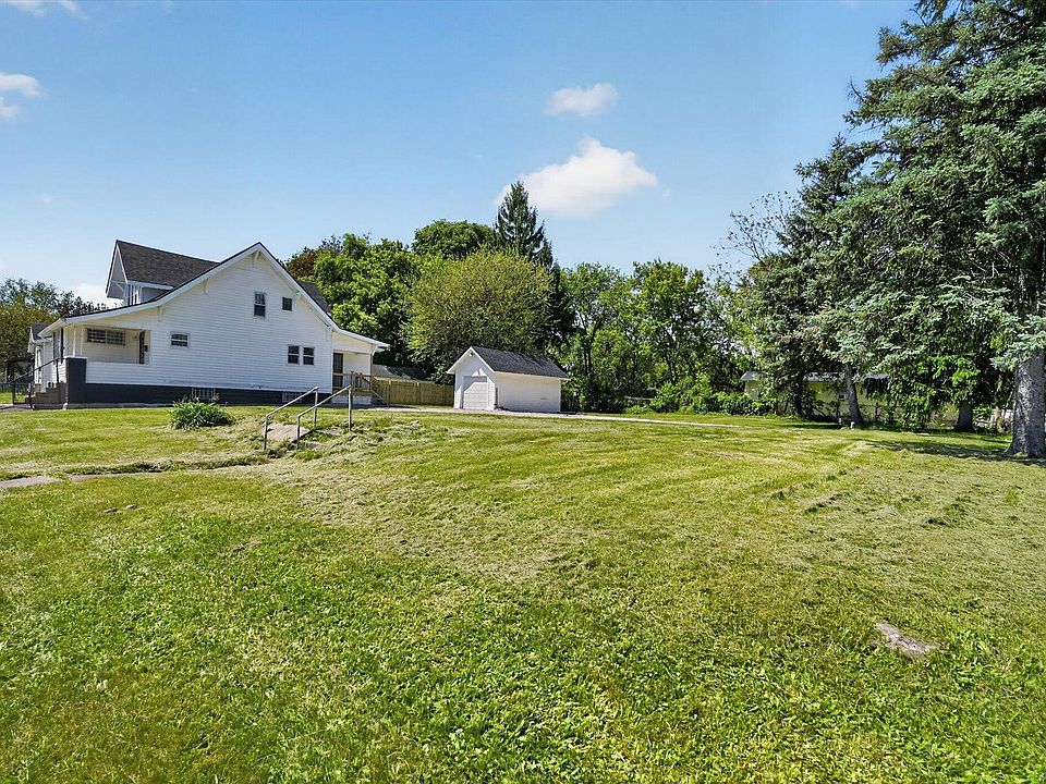2nd image of 2106 S Grand Traverse St