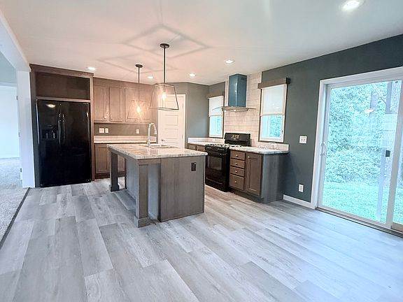 3rd image of W211N11451 Woodfield Ln