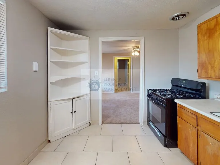 34 E 4th St #B — Photo 8