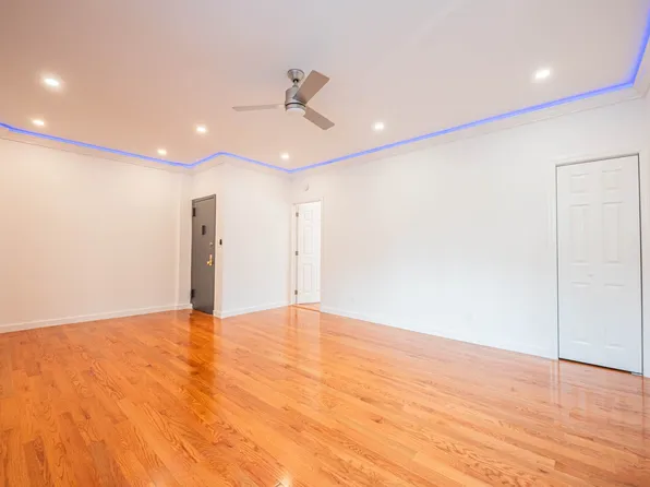 212 East Tremont Avenue image 3 of 22