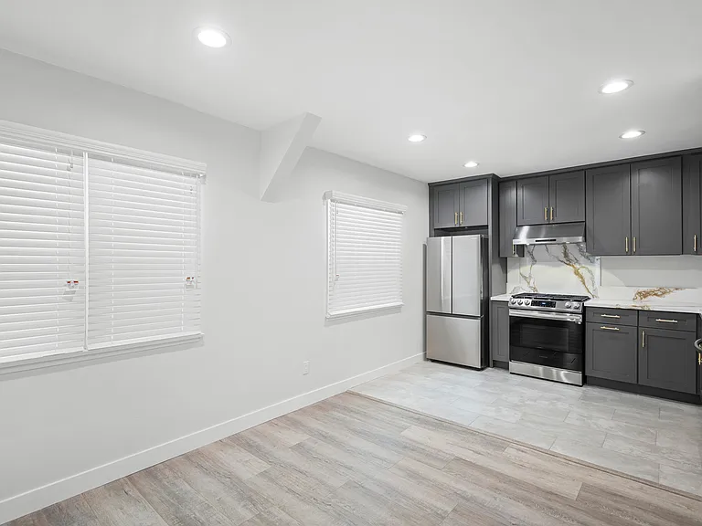 623 E Chevy Chase Dr #C — Photo 4