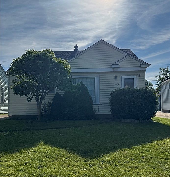 1st image of 1572 Woodrow Ave
