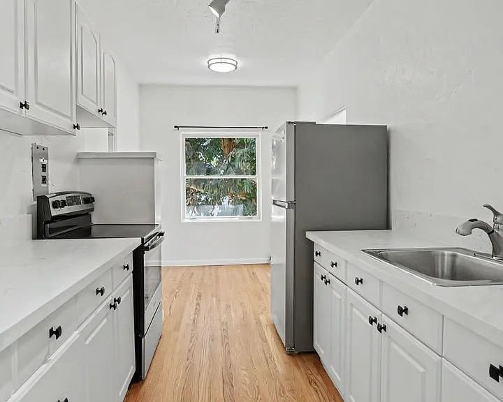 611 E 20th St #202 — Photo 8