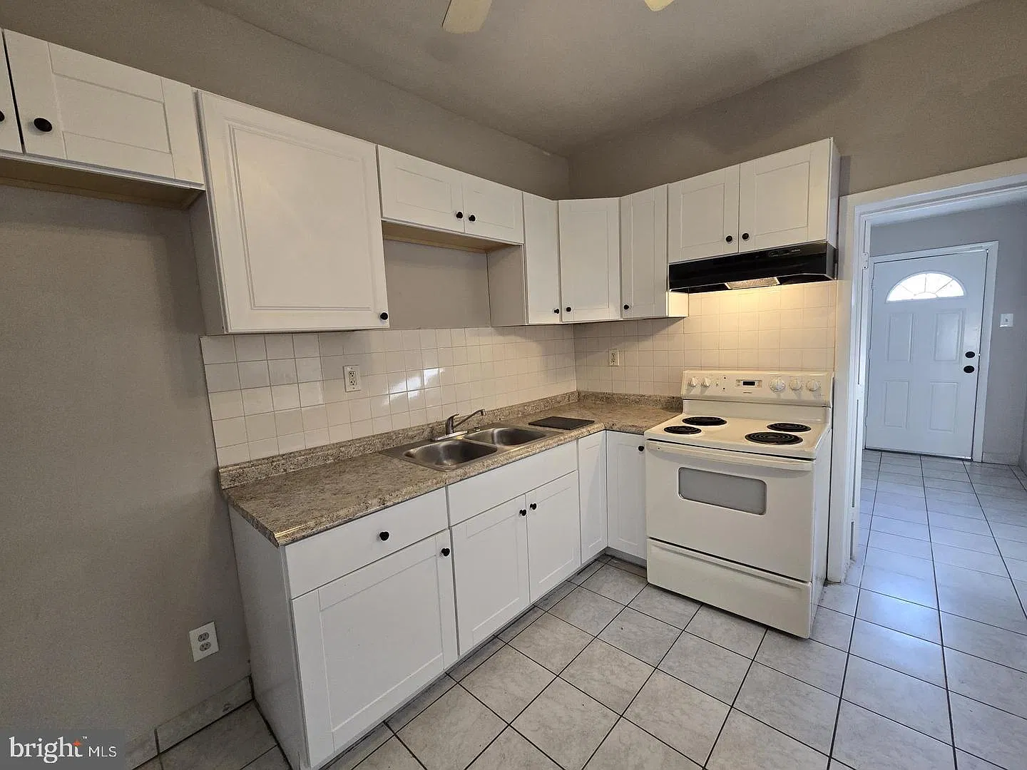 3 bed, 1.0 bath, 1204 sqft, $1,600 — Photo 4