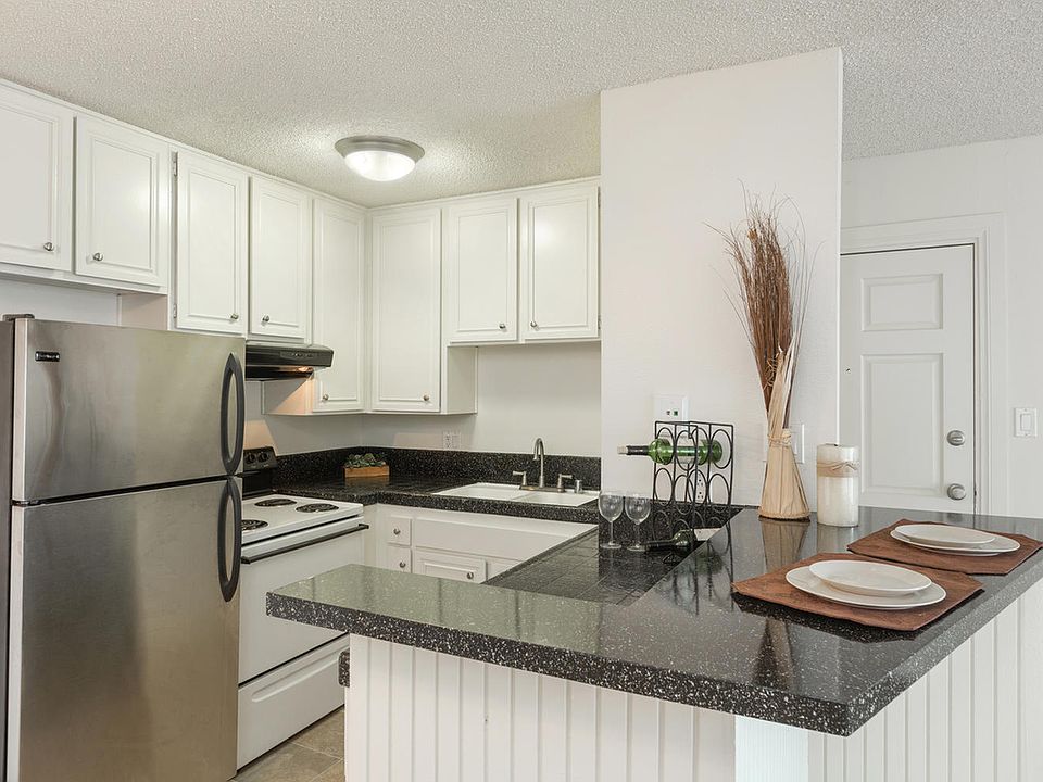 2185 Chatsworth Blvd, San Diego, CA 92107-Loma Highlands Apartment Homes Kitchen