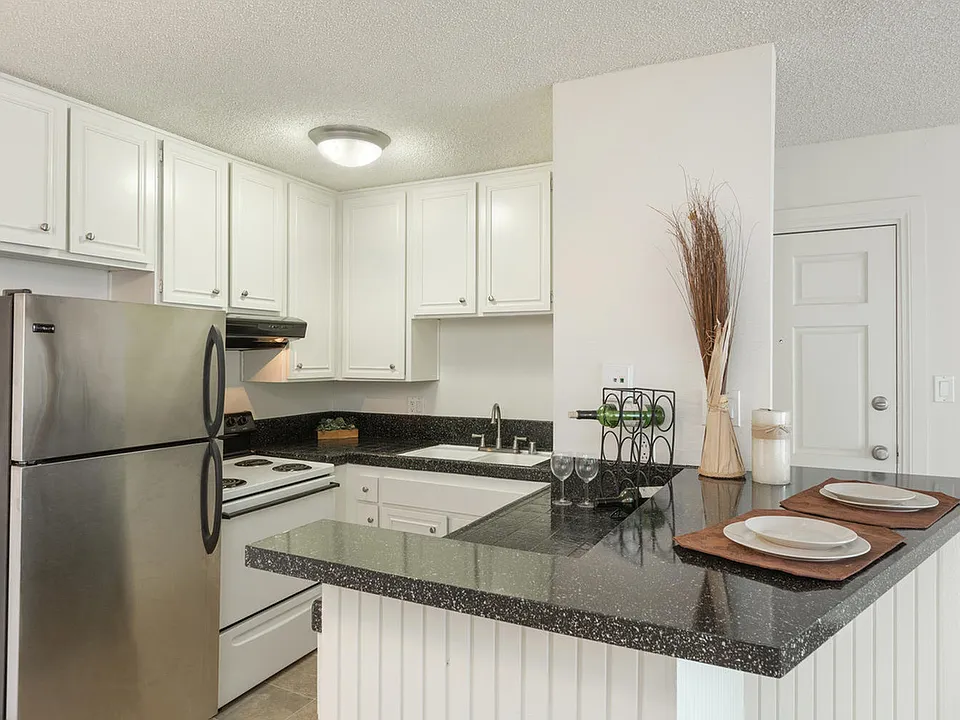 2185 Chatsworth Blvd, San Diego, CA 92107-Loma Highlands Apartment Homes Kitchen